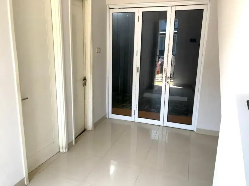 Sewa Rumah Fortune Terrace Graha Raya, Carport Lega