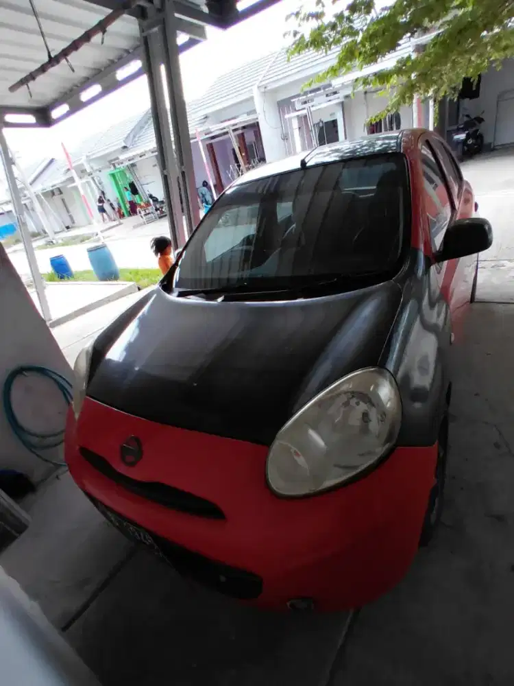 Nissan March 2011 Merah