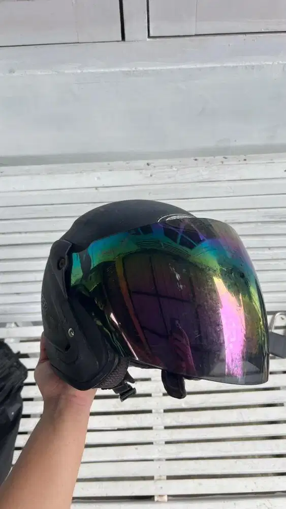 Helm warna hitam