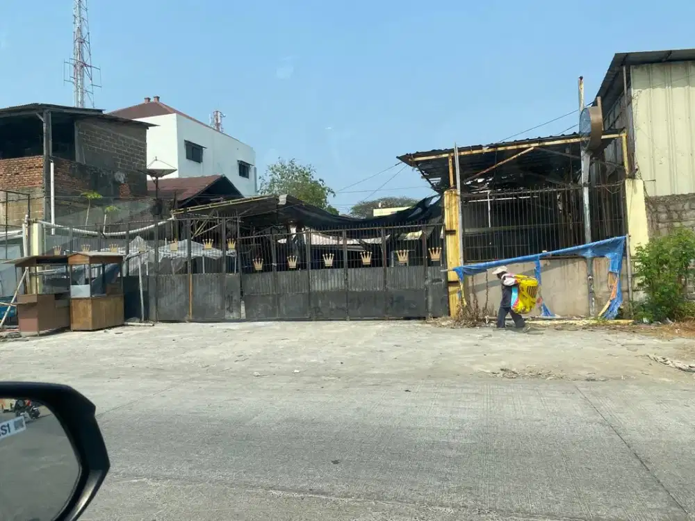 Disewakan murah  tempat usaha ex car wash pinggir jalan dekat pool bus, perumahan dan SPBU pondok ungu