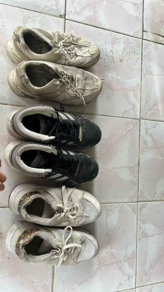 Sepatu second serba 70