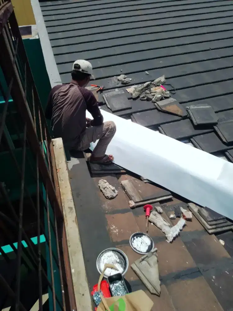 Tukang bangunan, pergantian atap baja ringan dan plafon terdekat