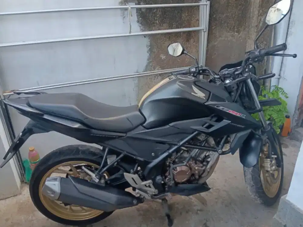 jual Honda CB 150 R tahun 2018 black gold