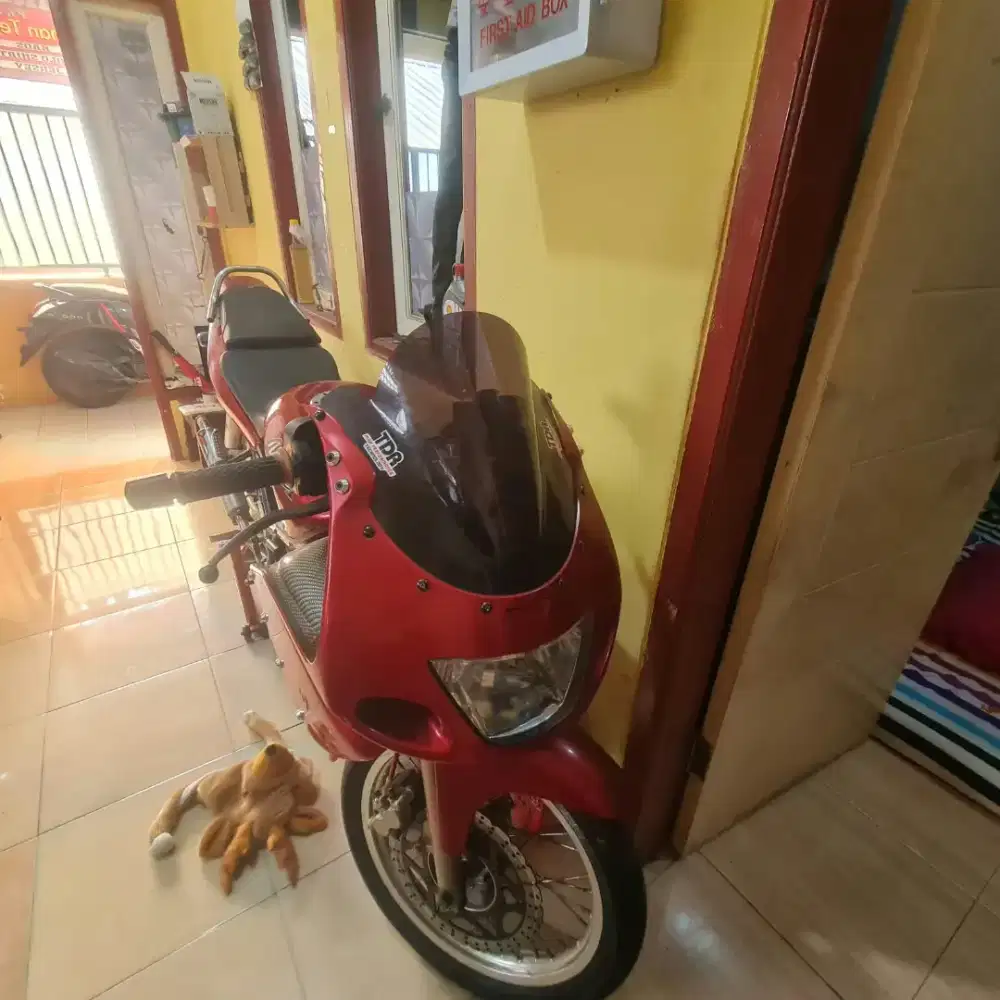 Ninja r lawas merah.