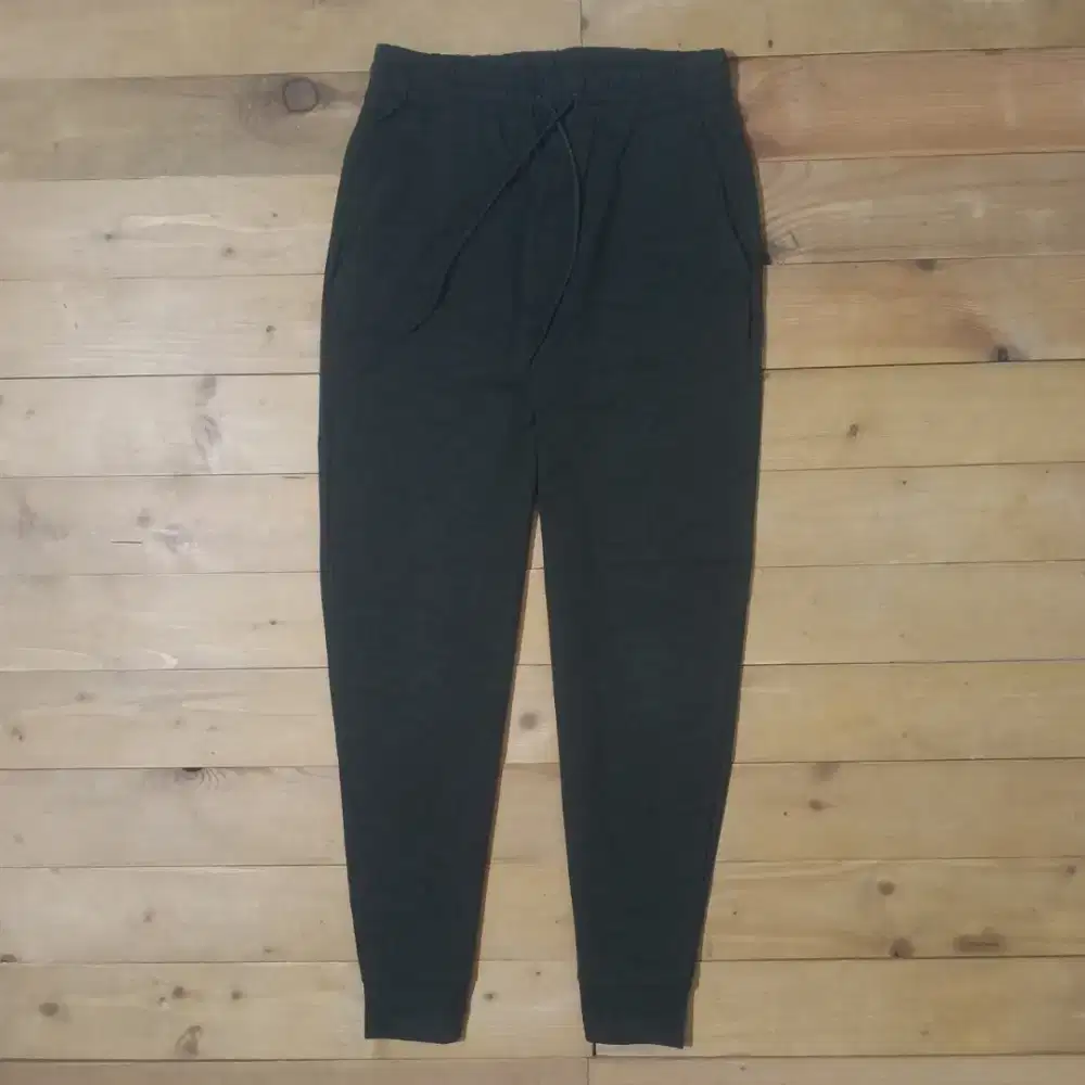 Uniqlo Dri Fit Jogger Training Celana Panjang Hijau Army Peach M