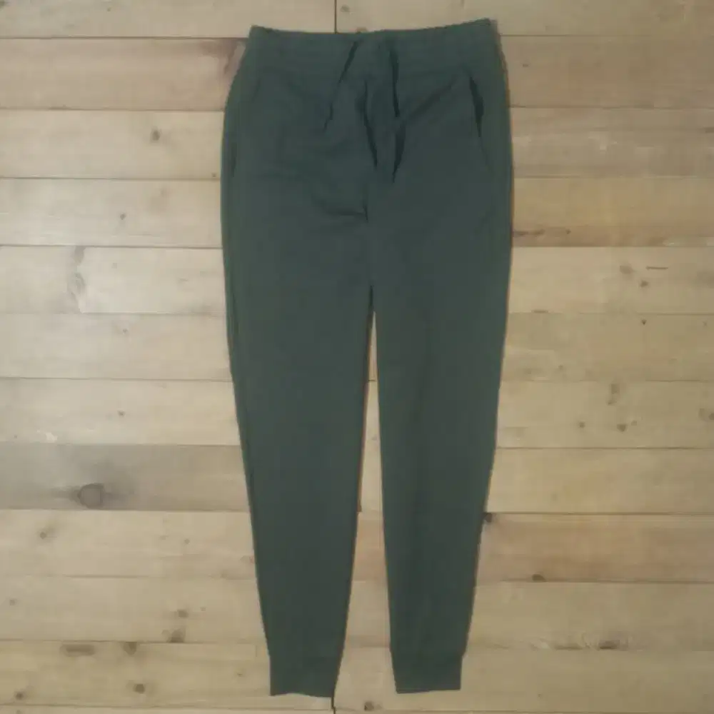 Uniqlo Airism Dri Fit Jogger Training Celana Panjang Hijau Army M