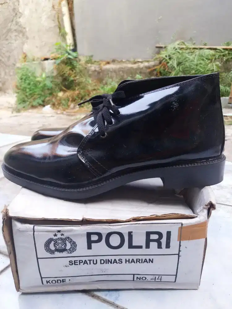Sepatu pantofel pria