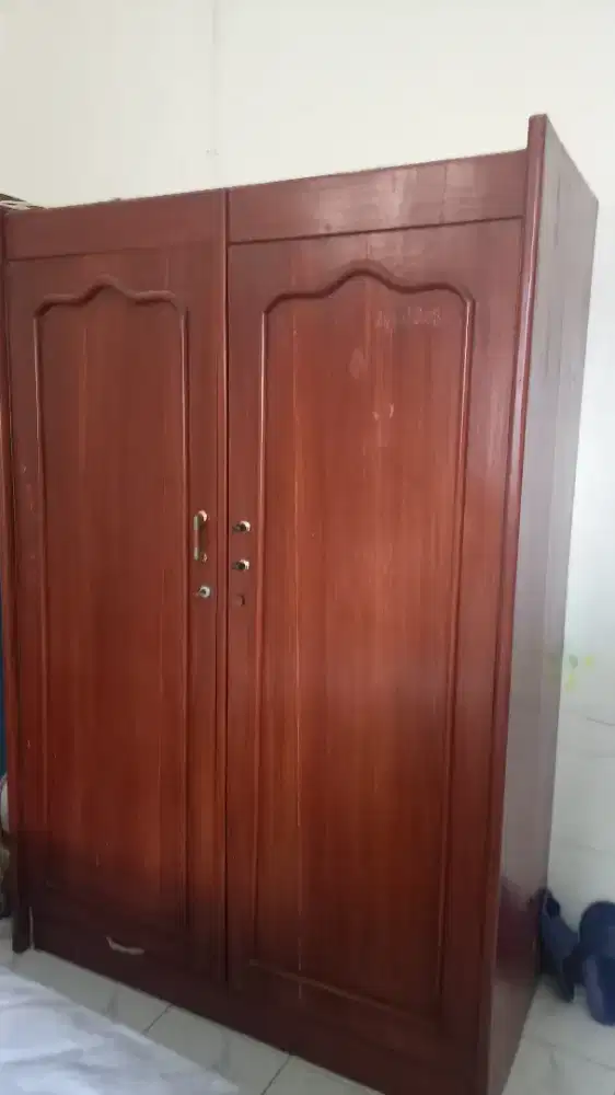 Lemari kayu berat