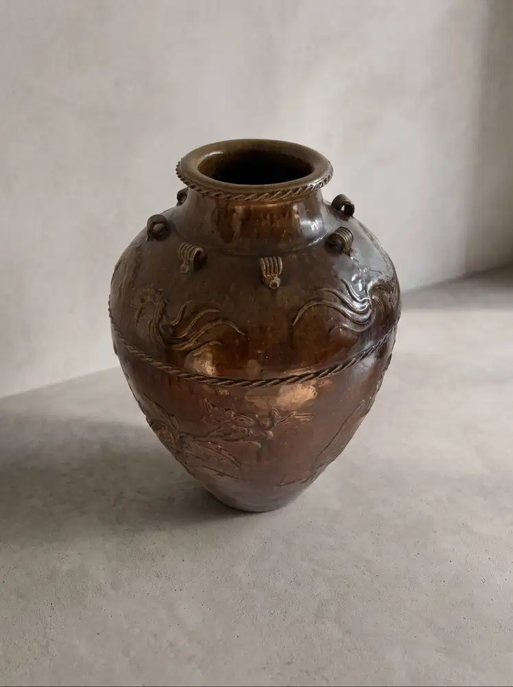 Vas Guci Keramik Antik Cokelat Besar Motif Vintage