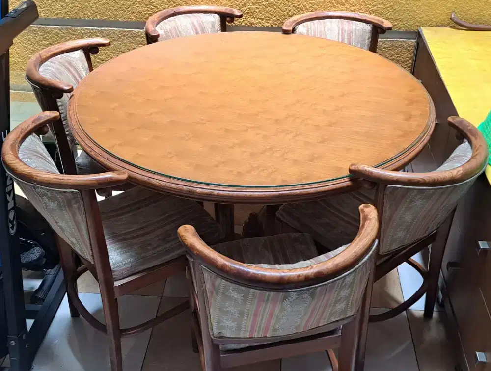 1 set meja makan kayu bundar ada kaca dan 6 kursi