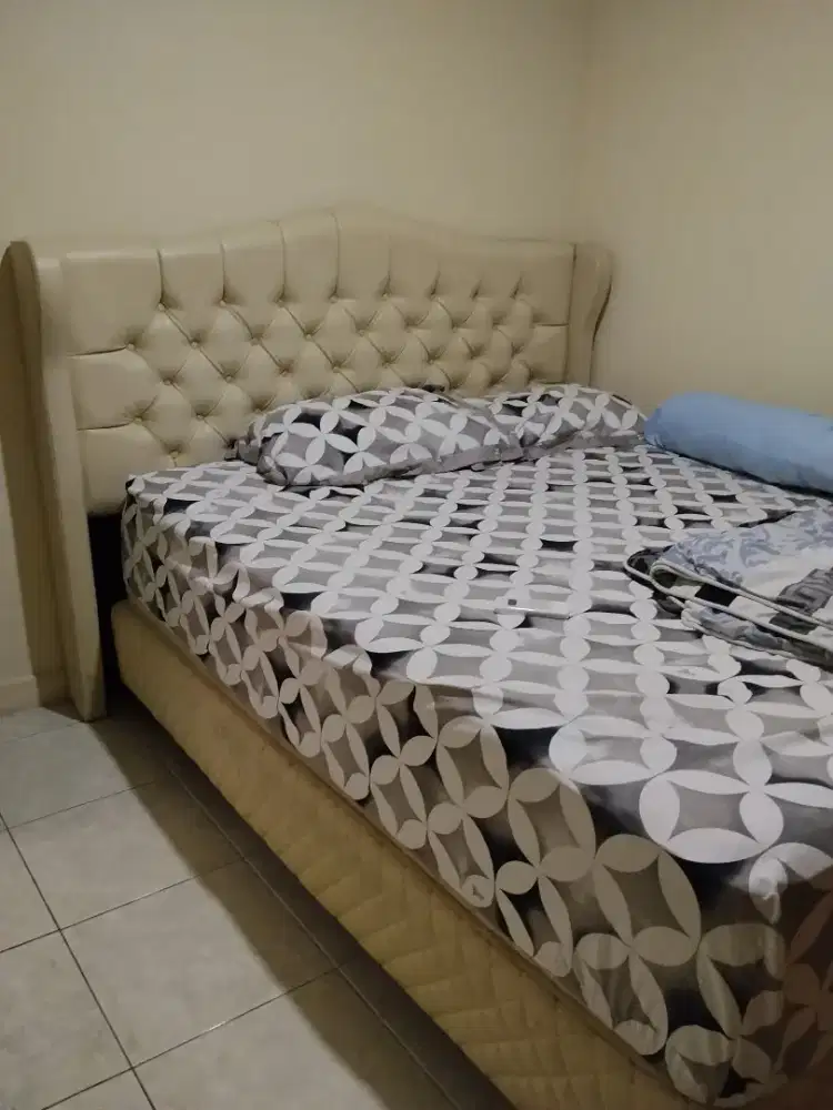 Di jual 1 set tempat tidur dan kasur