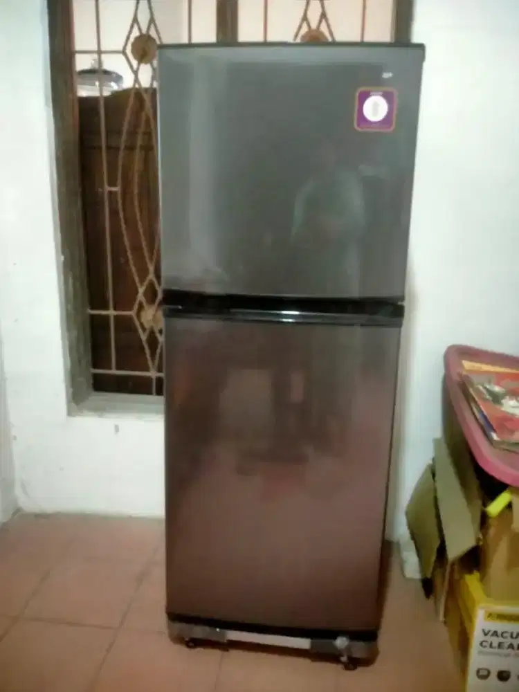 Dijual Kulkas Sharp 2 Pintu - Kondisi Mulus, Rp2 Juta