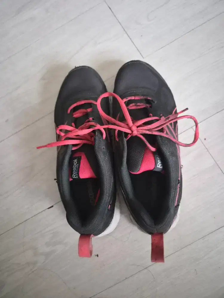 Dijual sepatu merk Reebok