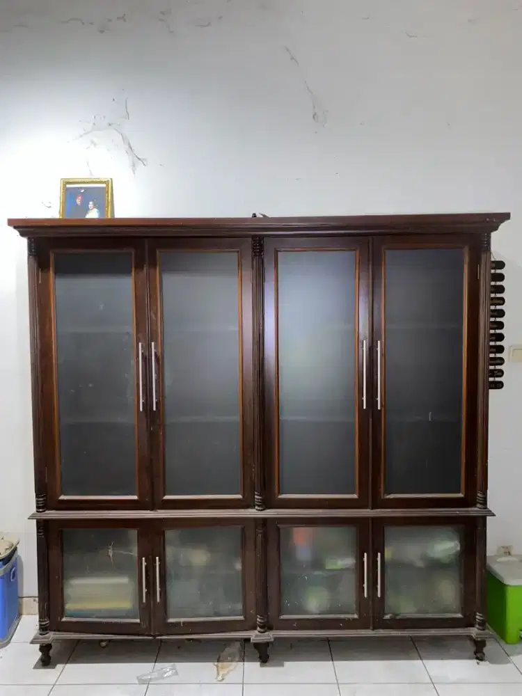 Lemari Kaca Kayu Jati Antik