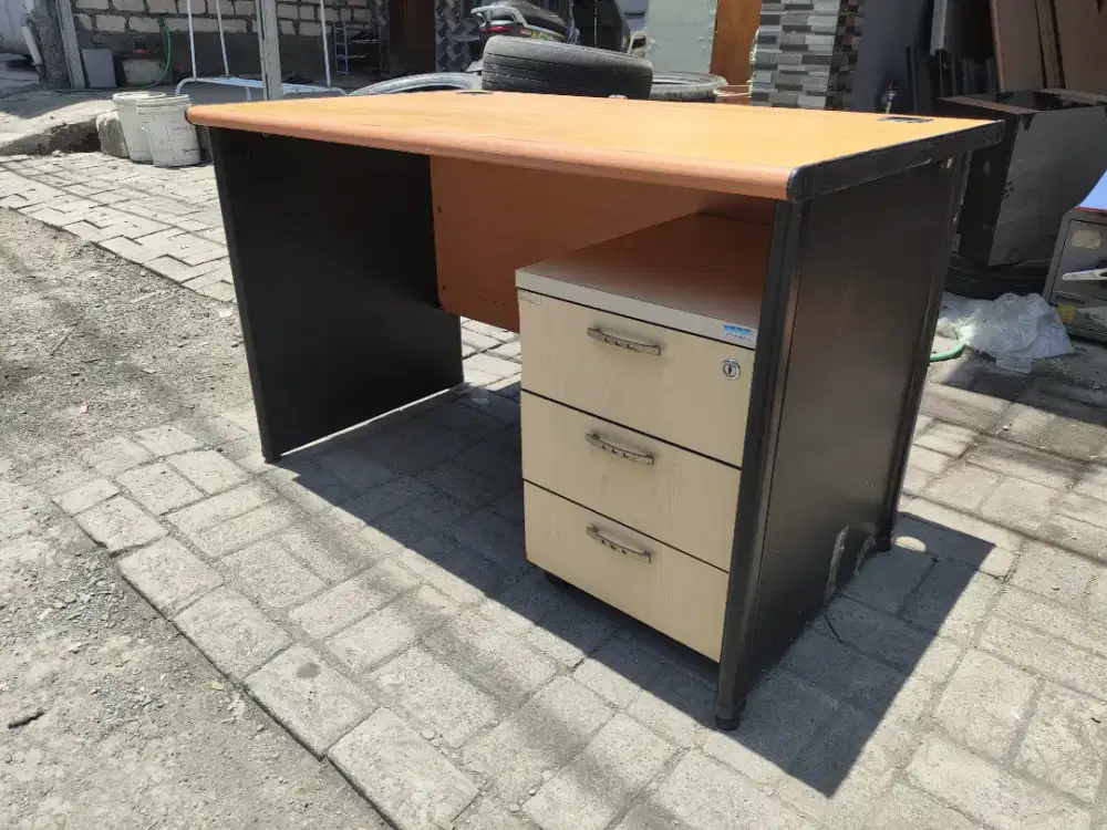 Meja & nakas kantor Merk HIGHPOINT bahan partikelboard. Bekas. Bagus