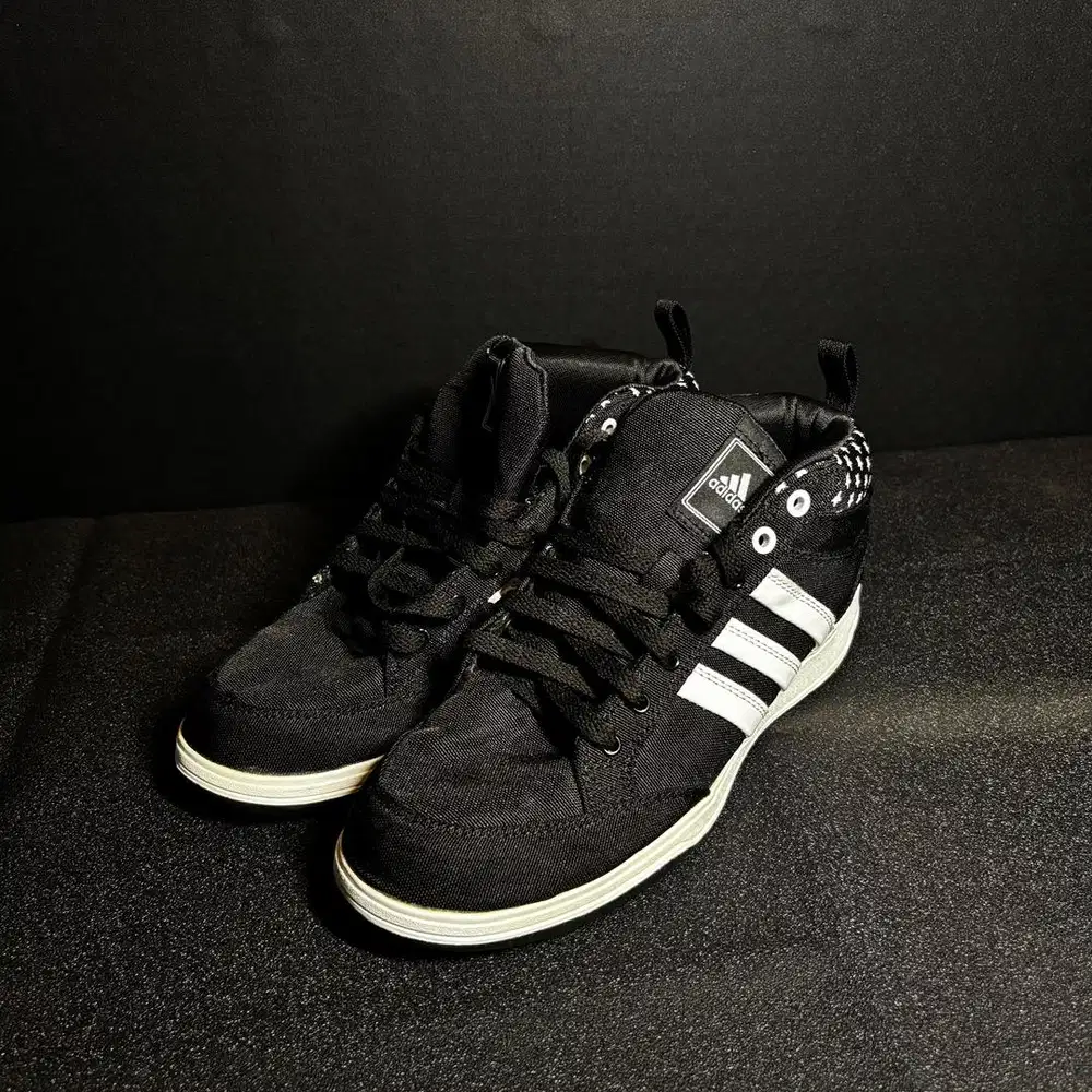 Sepatu adidas mantan