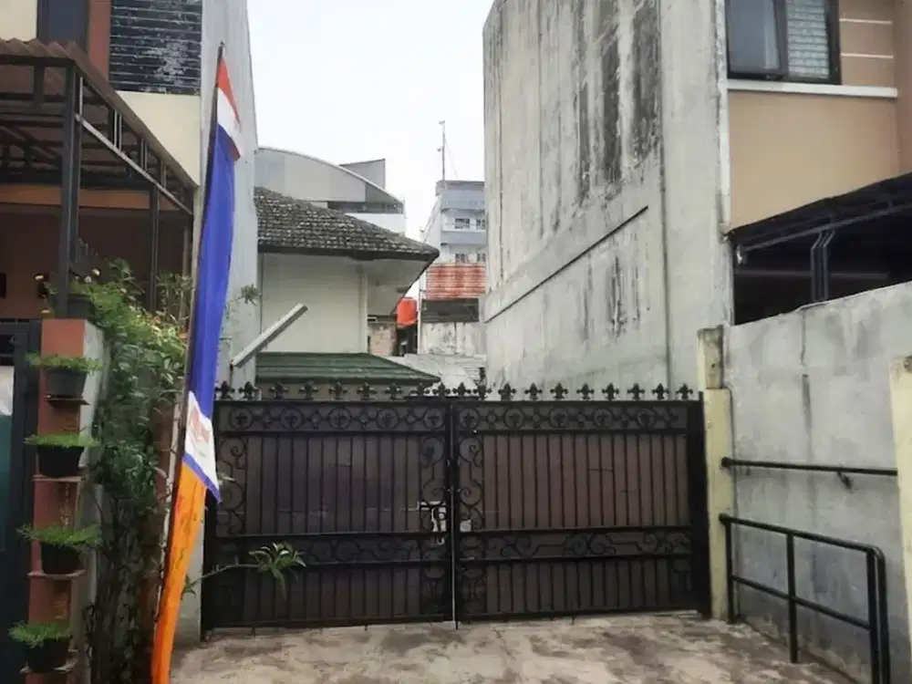 Rumah 2 Lantai, Jl. Praja Dalam, Kebayoran Lama, Jakarta Selatan