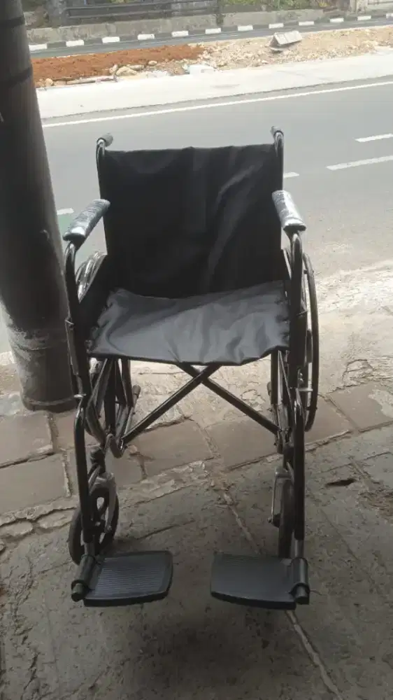 Kursi roda bekas siap pakai