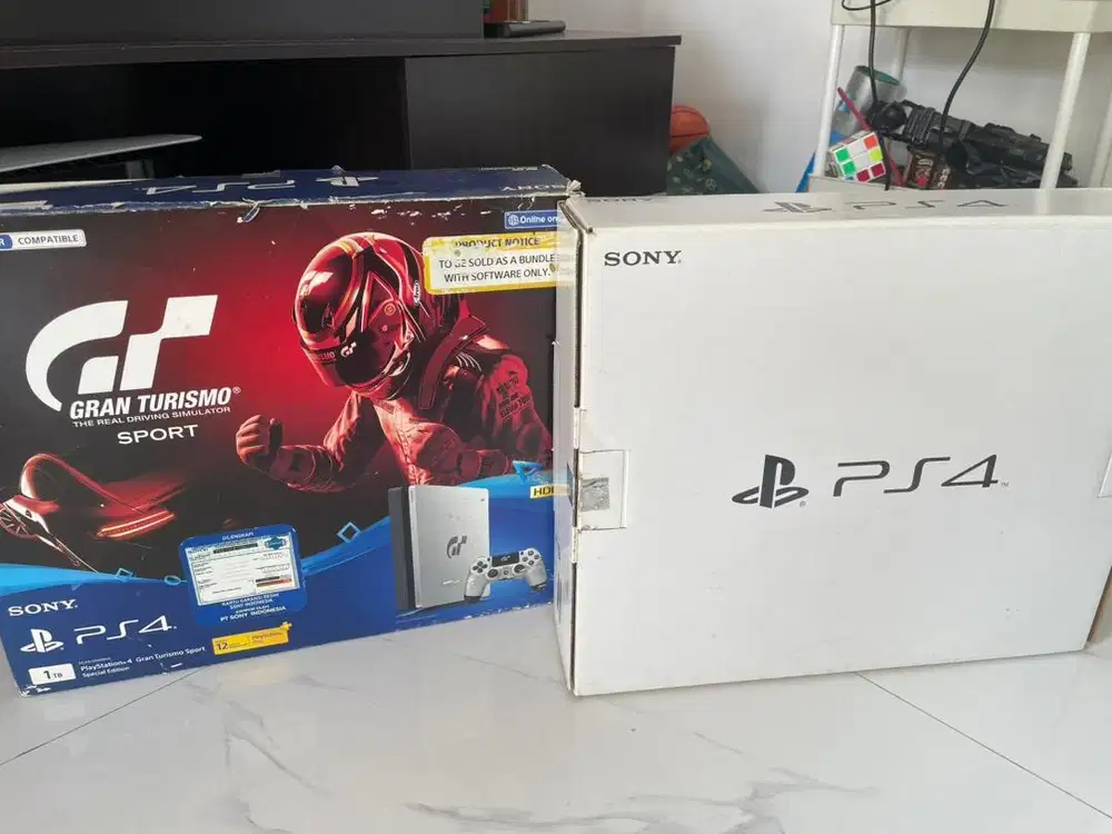 For sale: PS4 1TB Gran Turismo version