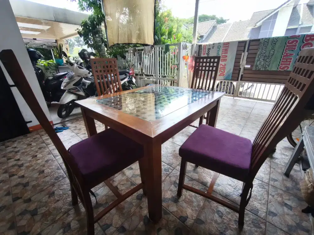 Meja Makan Keluarga