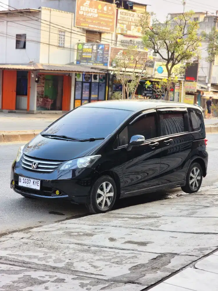 FREED E PSD AT 2011 LOW KM