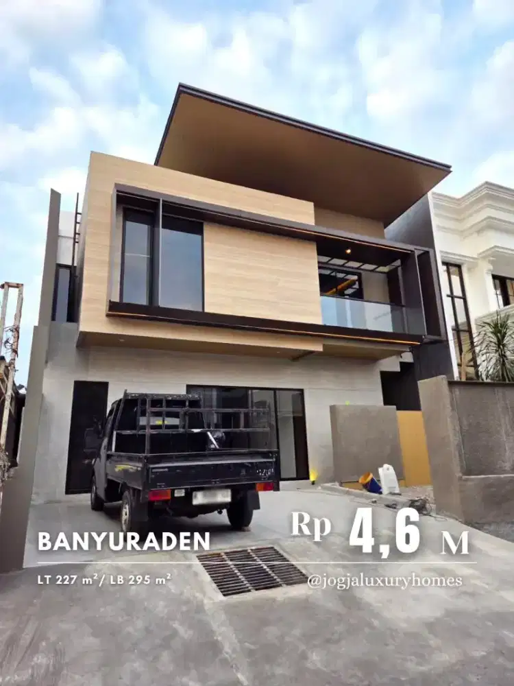 Dijual Rumah Kontemporer dengan Kolam Renang dekat Jalan Godean