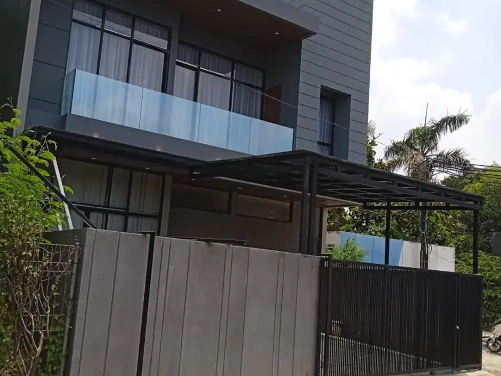DIJUAL / DISEWAKAN  RUMAH 3 Lantai Di Cilandak, Semi Furnish, Siap Huni , Lokasi Premium