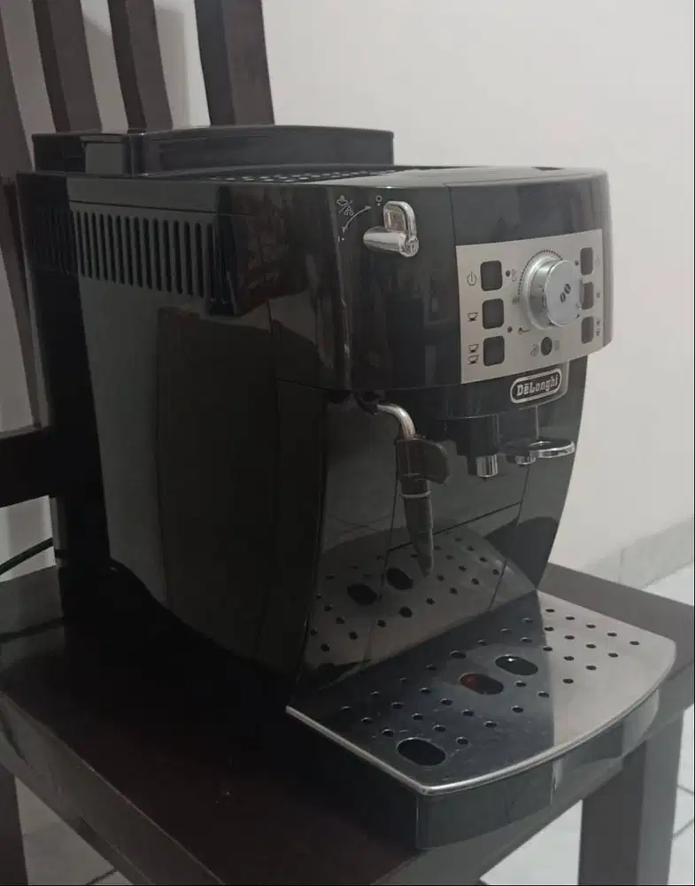 Mesin Kopi Espresso  Otomatis DeLonghi Magnifica S ECAM 22.110.B