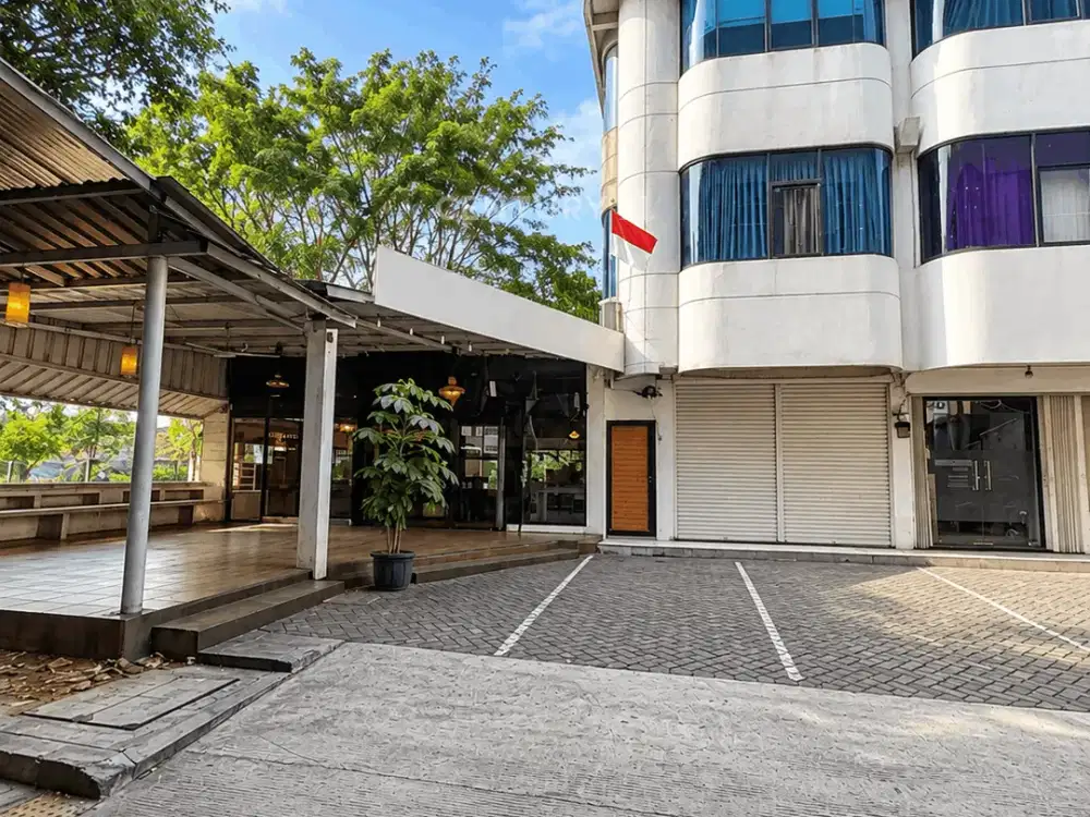 Disewa Ruko Dengan Basement Semi Furnished