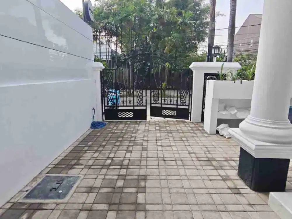 Rumah Mewah Klasik LT 200 m2 LB 300 m2 SHM IMB Starategis Villa Japos