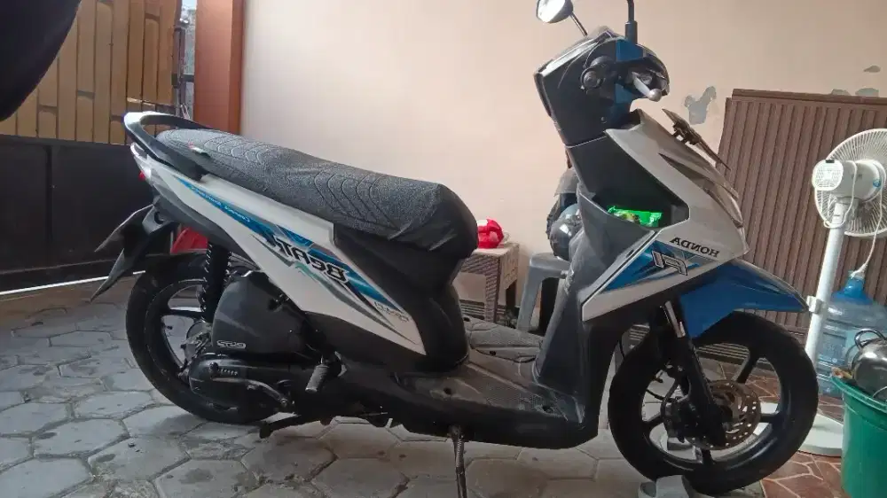 Dijual Beat putih biru kondisi sehat normal