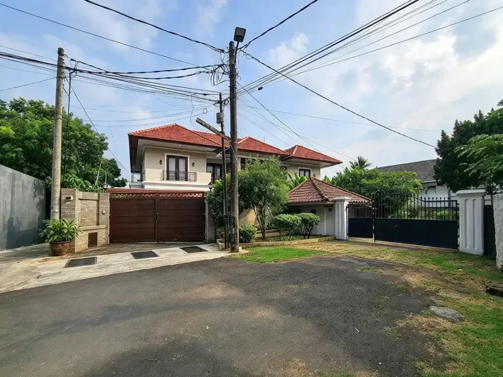 Rumah Mewah Luas dengan Pool Dijual Di Jagakarsa