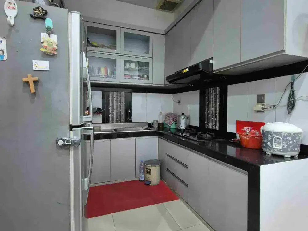 DIJUAL RUMAH 3 LANTAI DI GREENVILLE JAKARTA BARAT – HADAP TIMUR, PLAFON TINGGI 4,5 Meter