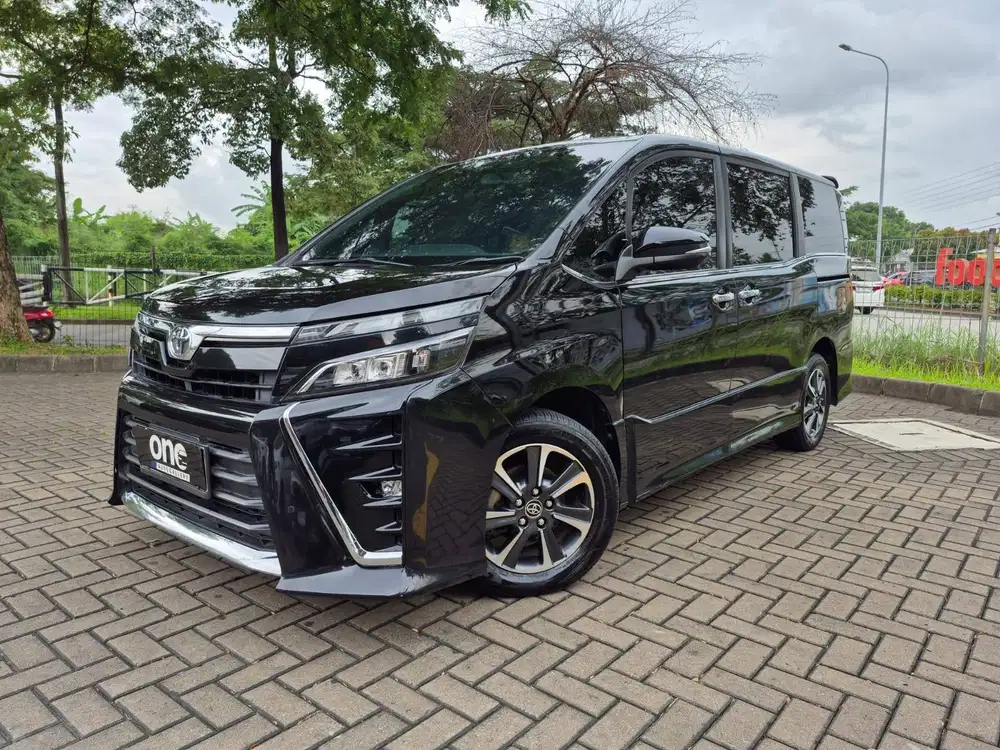 Toyota Voxy 2.0 AT 2018