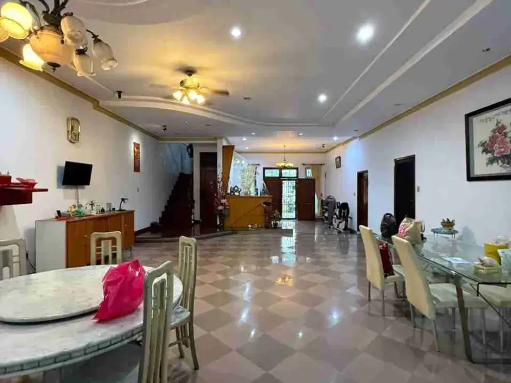 Dijual Villa di Komplek Emerald Garden