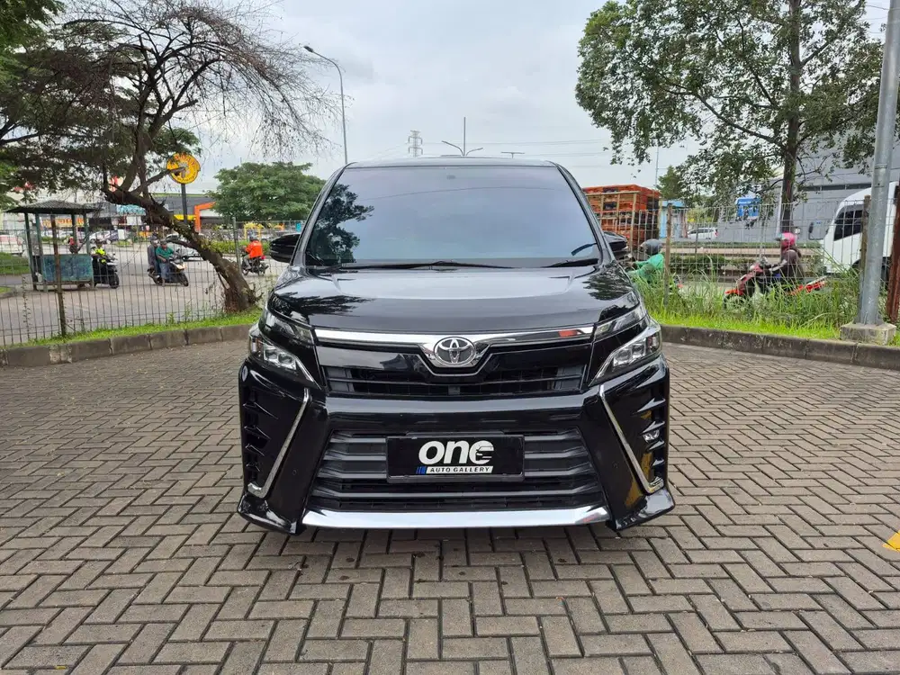 Toyota Voxy 2.0 AT 2018