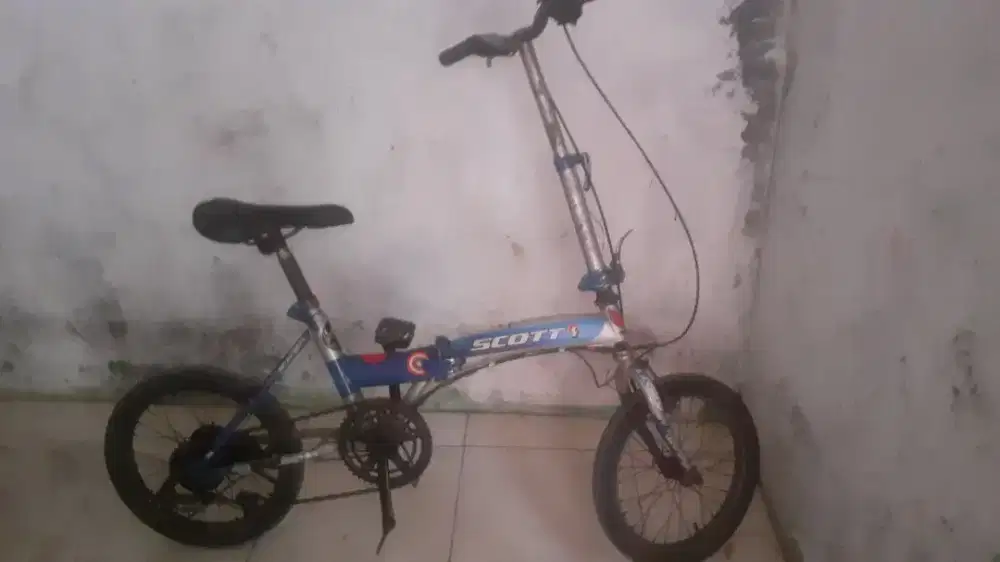 Sepeda lipat  .