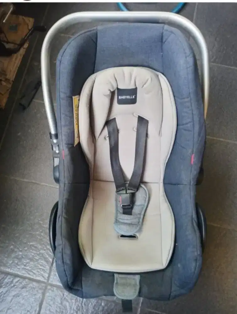 Dudukan bayi di mobil (Baby car sheat)