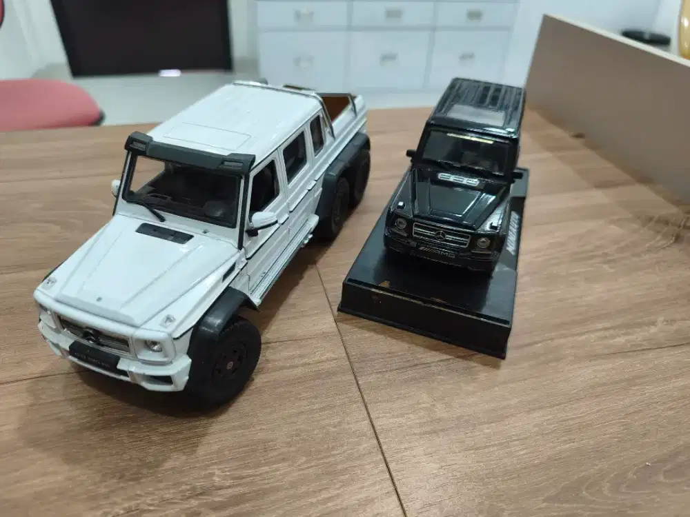 Jual cepat 2 diecast Mercedes Benz G klasse bekas