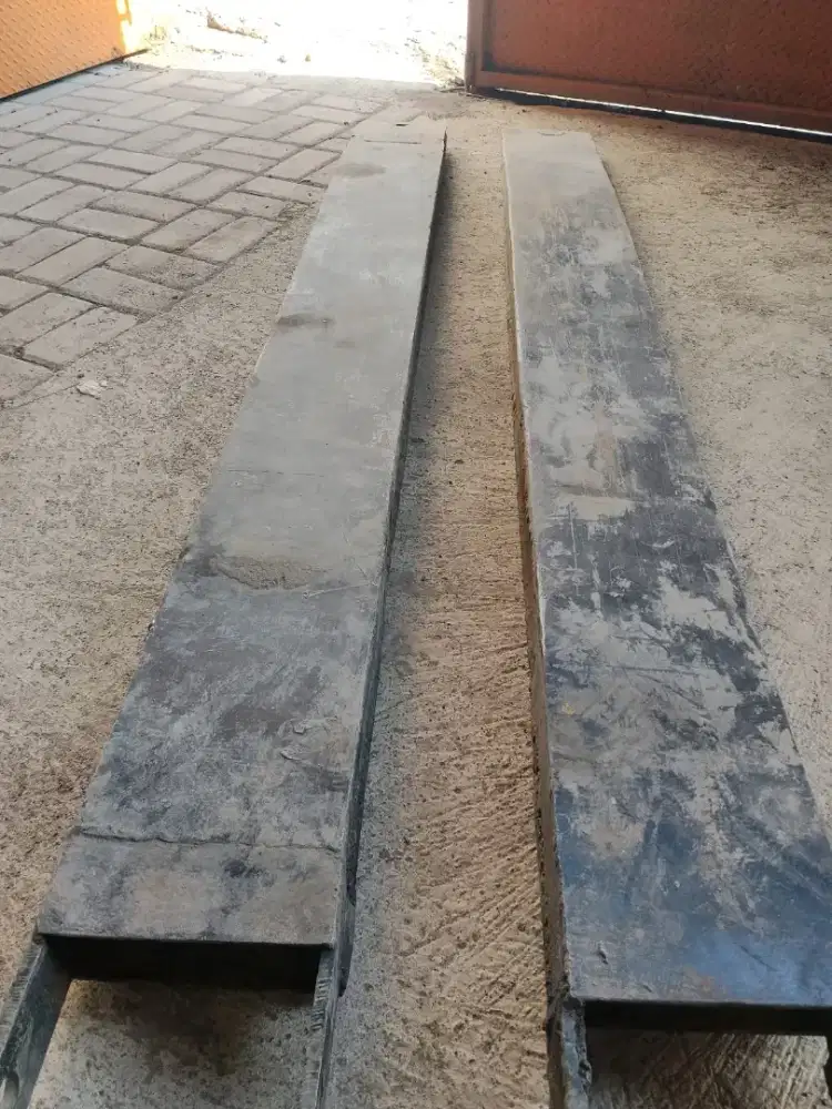 Sepatu iklan forklift 6 ton