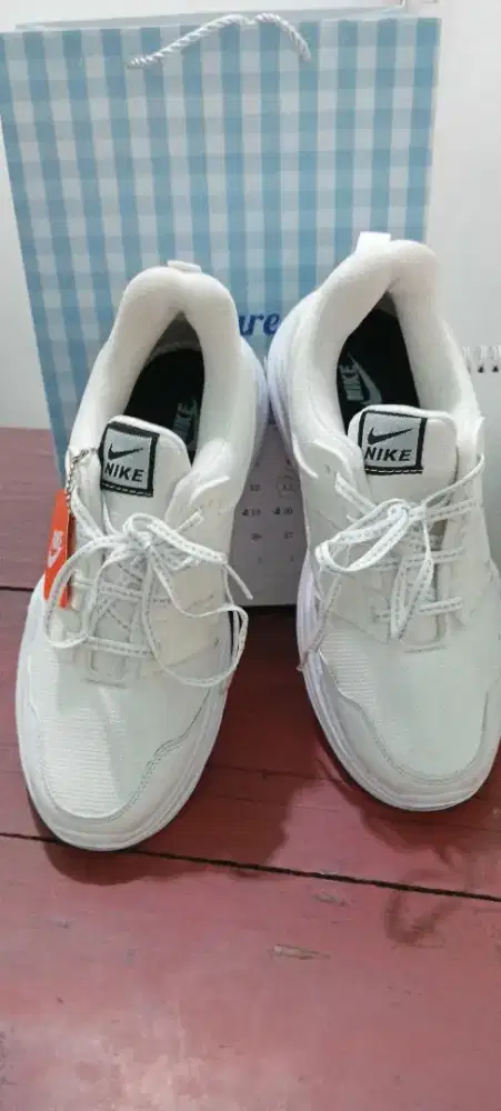 Sepatu putih size 40