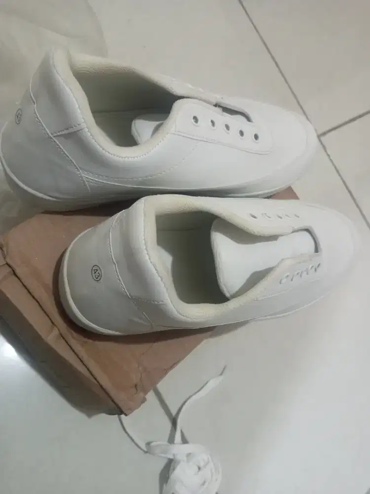 Jual sepatu casual pria size 43 kecil