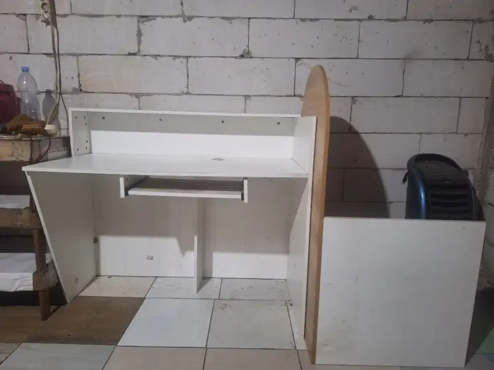 Meja kasir toko