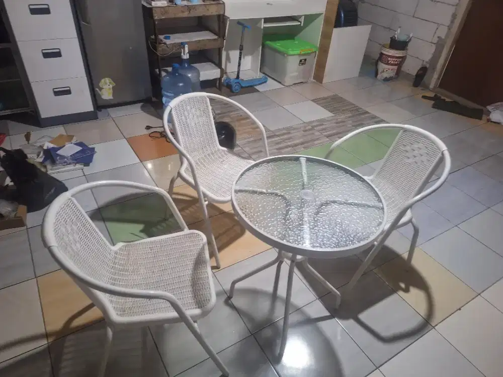 Meja kaca dan 4 kursi