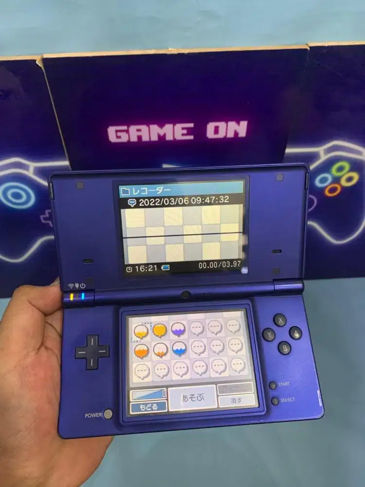 Nintendo dsi unit +charger.no pen