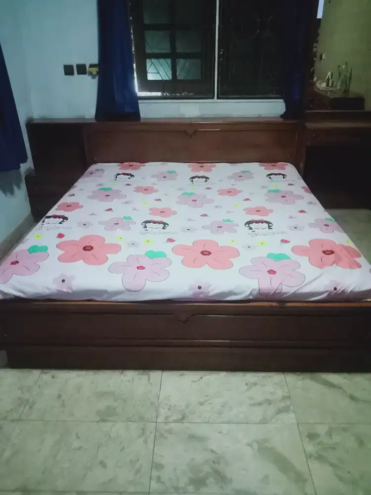 Dipan jati tempat tidur
