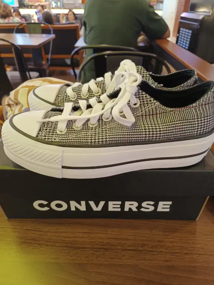 Sepatu sneakers converse