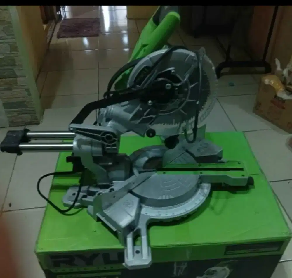 Mesin pemotong alumunium dan kayu