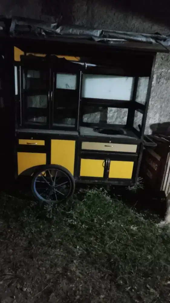 Gerobak full alumunium sudah ada etalase dan lampu