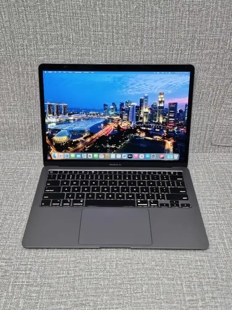 MacBook Air Retina 13-inch,2020
Intel Core i3
Ram 8 GB
SSD 128 GB